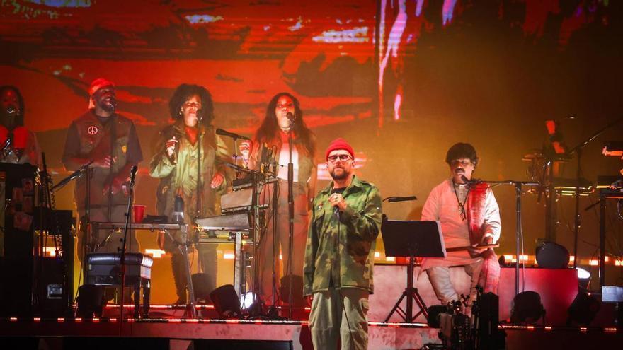 Gorillaz celebran a los perdidos con una fiesta multicolor y
