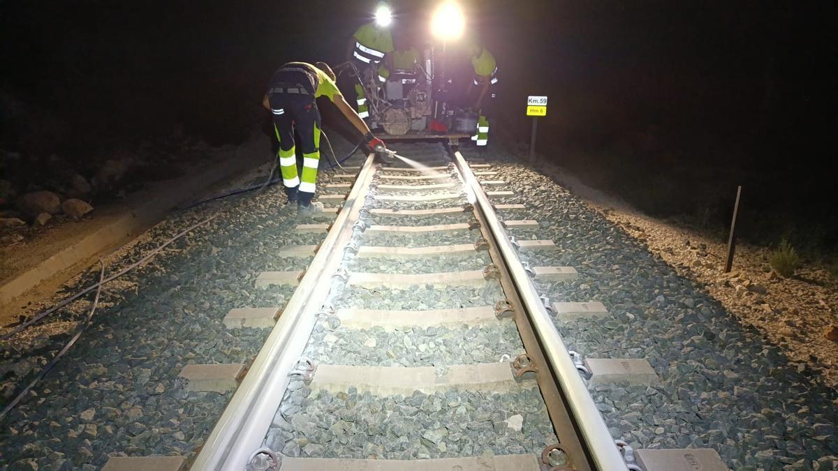 Labores de pintado de blanco de un tramo de la línea del TRAM entre Benidorm y Dénia