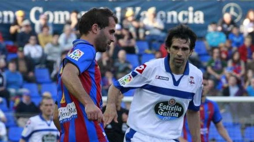 Barkero y Valerón, durante el el Levante-Deportivo. // Almudena Torres