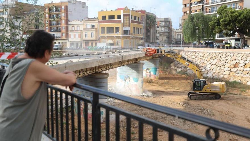La nostalgia marca el inicio de la demolición del histórico Pont Vell de Paiporta
