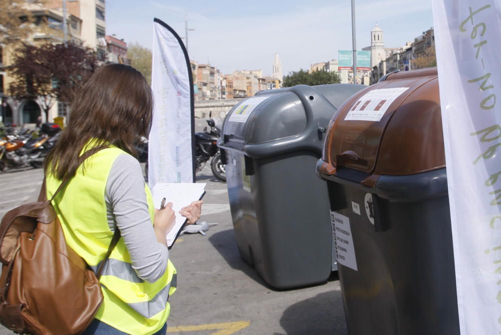 Primer dia de la posada en marxa dels «contenidors intel·ligents» a Girona