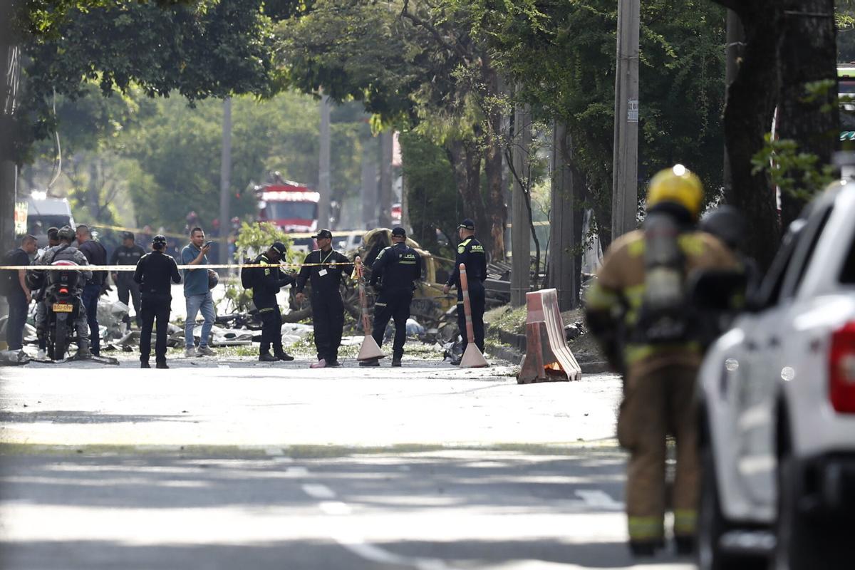 Integrantes de la Policía Nacional inspeccionan la zona del atentado tras una explosión en inmediaciones de la Escuela Militar de Aviación Marco Fidel Suárez este jueves, en Cali (Colombia). EFE/ Ernesto Guzmán Jr