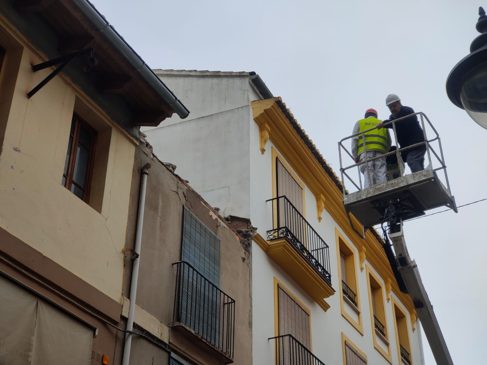 Revisan el estado del tejado de una casa abandonada en el casco antiguo de Xàtiva