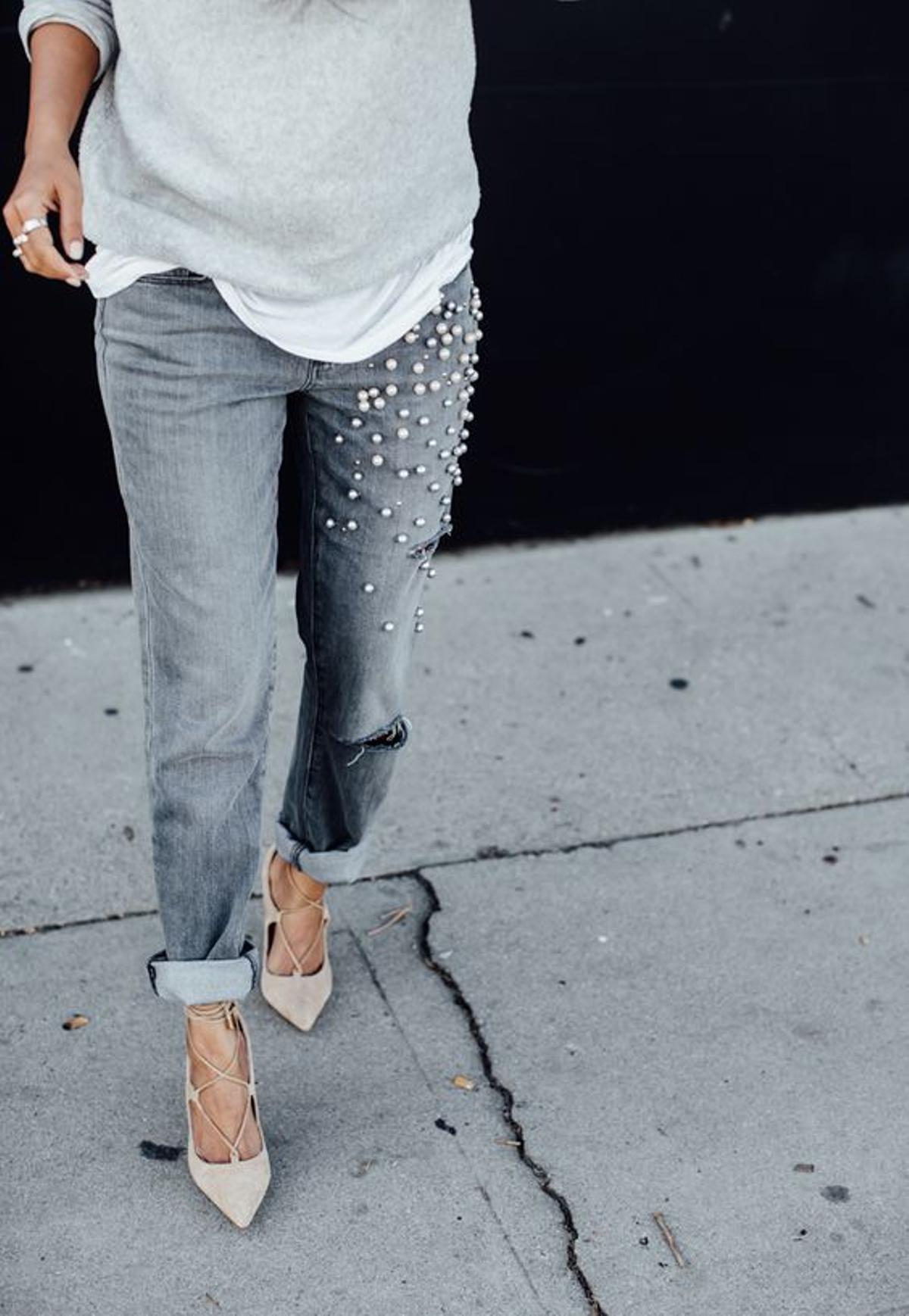 Denim con perlas: vaquero gris