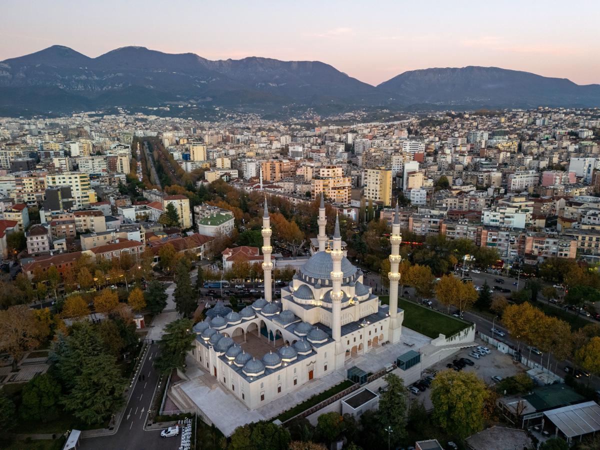 Tirana es su capital