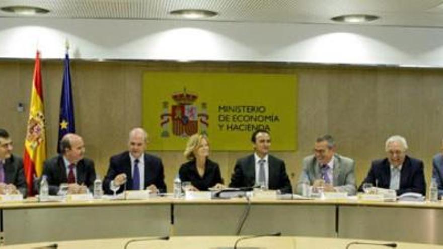 Instante previo a la apertura de la sesión del Consejo de Política Fiscal y Financiera con la vicepresidenta segunda, Elena Salgado, en el centro. i EFE