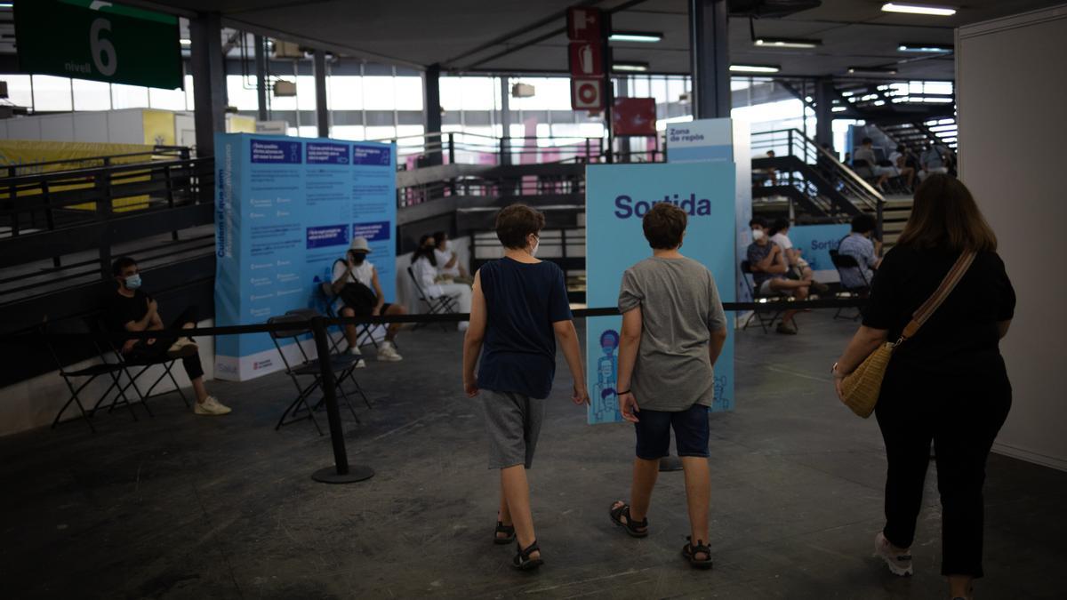 Dos adolescents a punt per rebre la vacuna contra la covid-19