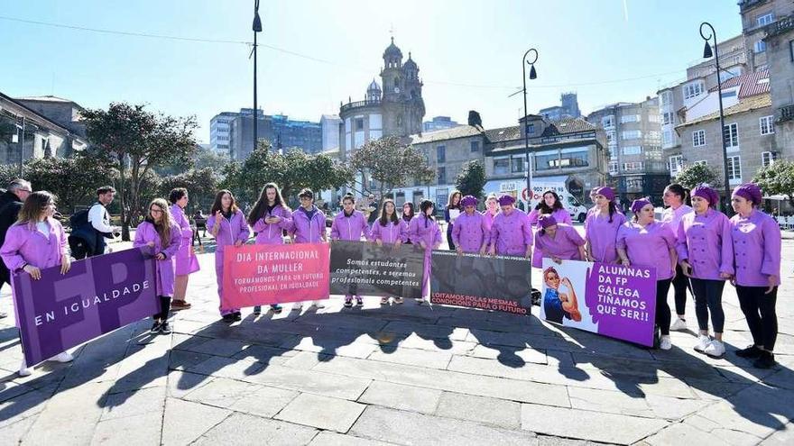 Alumnas de diferentes ciclos formativos se vistieron con sus respectivos uniformes teñidos de color violeta. // Gustavo Santos