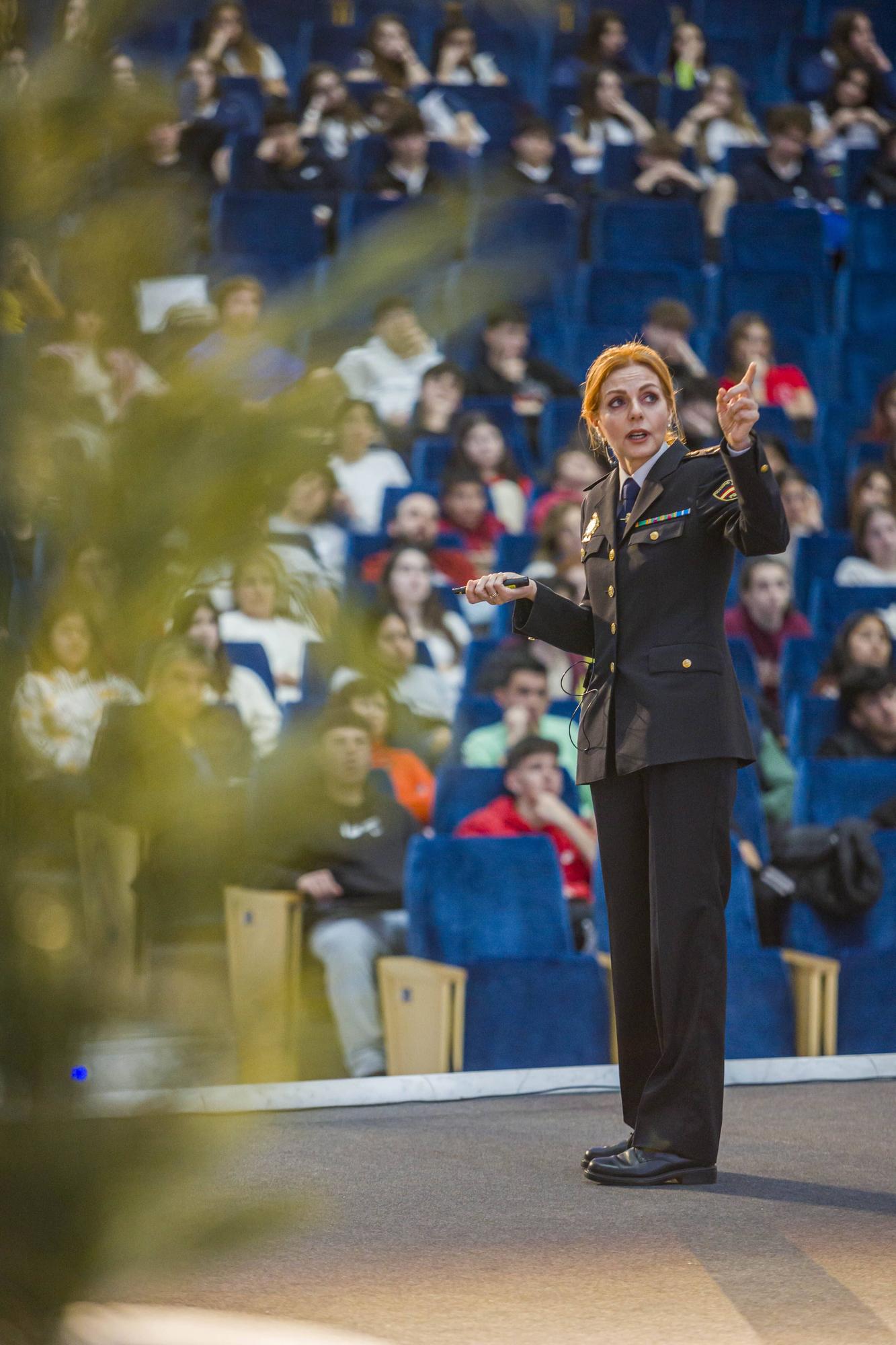 EN IMÁGENES: Así fue la conferencia de la jefa de la Policía Científica de Asturias ante centenares de escolares 

