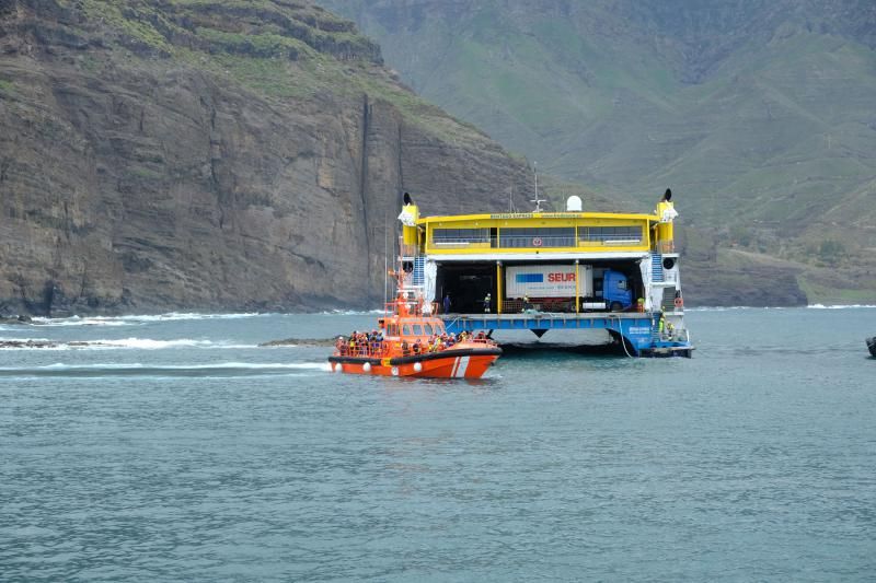 Traslado a puerto de los pasajeros del ferry encallado en Agaete