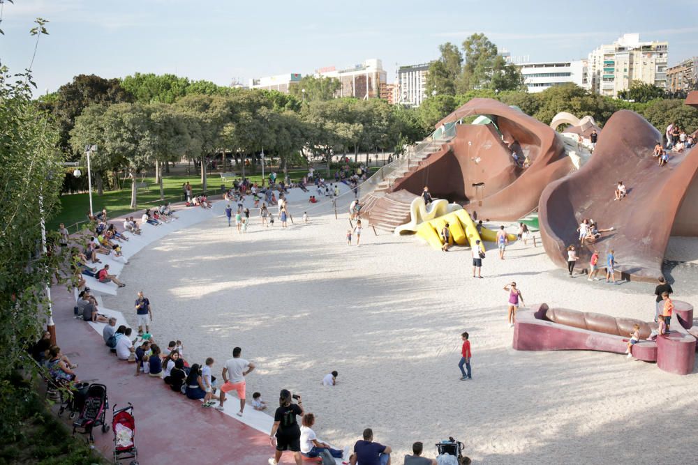 Actividades en el jardín del Túria, el antiguo cauce del río en València.