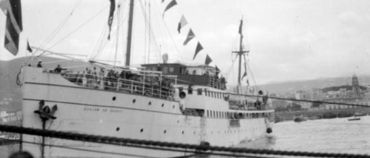 El barco &#039;Ciudad de Málaga&#039;, en un puerto del Archipiélago.