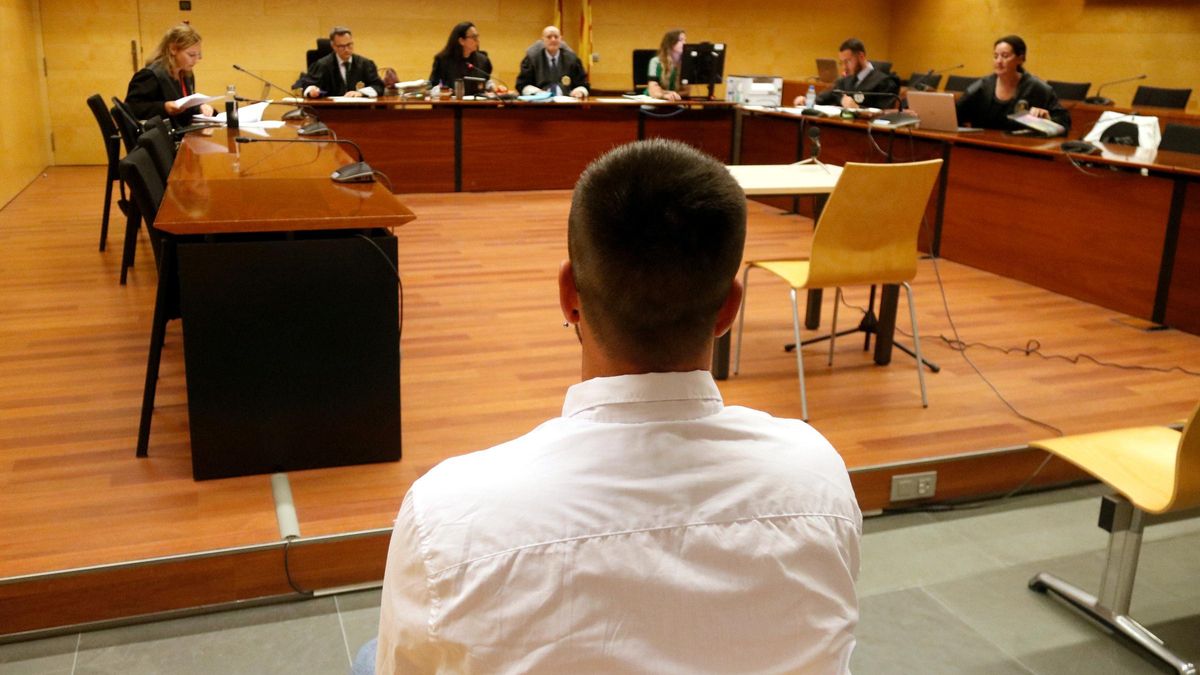 L'acusat d'abusar d'una noia a qui feia fotos eròtiques, durant el judici a l'Audiència de Girona.