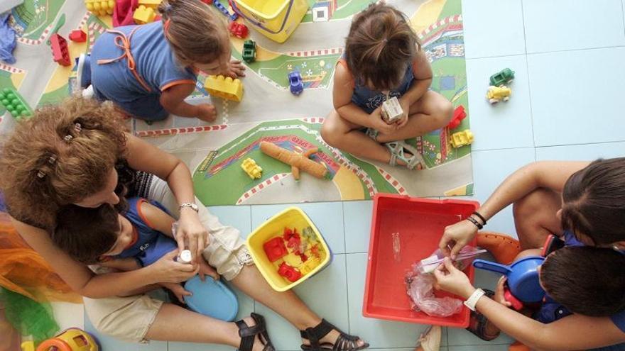 Maestras cuidan de sus alumnos en una guardería.