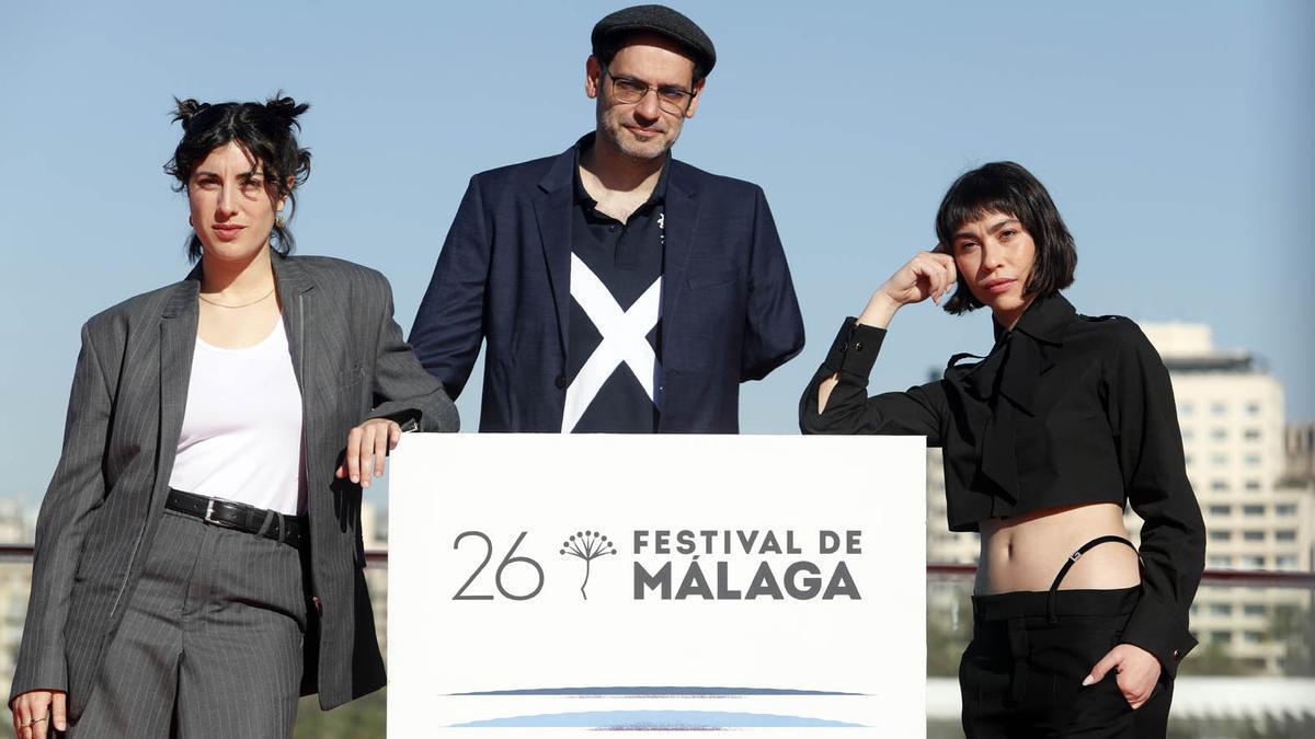 El realizador Alex Lora, en el centro, junto a Elena Martín y Greta Fernández. /