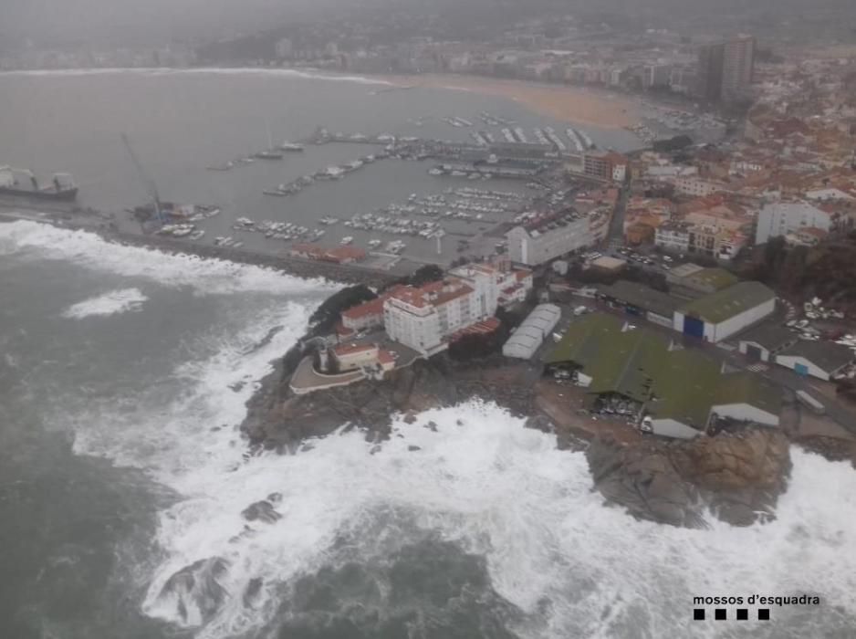 Dispositiu de recerca d'un home que ha caigut a l'aigua al port de Palamós