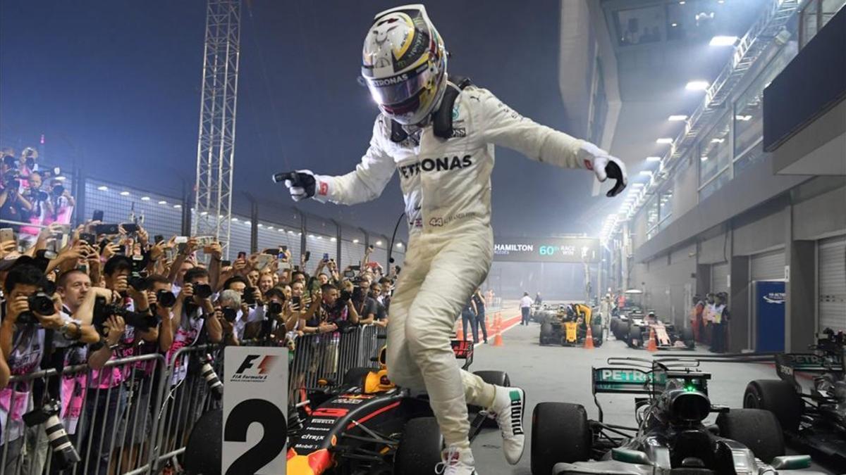 Hamilton celebra su triunfo en Singapur