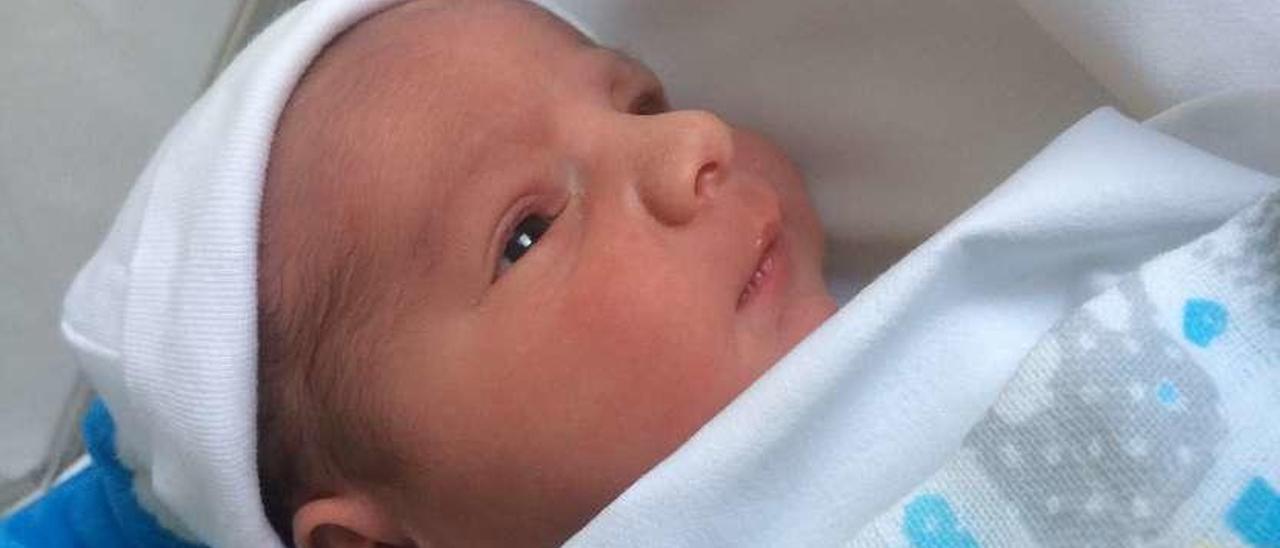 Un niño recién nacido en el Hospital San Agustín de Avilés.