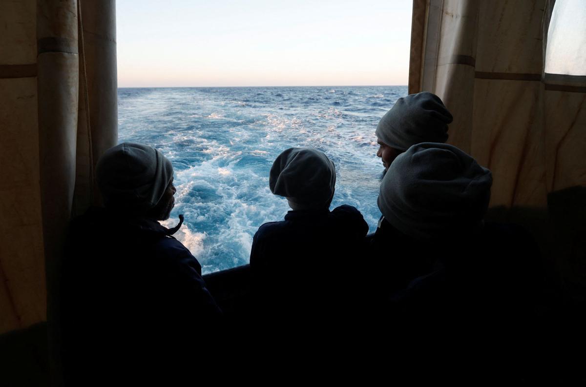 El barco de Médicos Sin Fronteras (MSF), Geo Barents, rescata a migrantes frente a la costa de Libia, en el Mediterráneo.