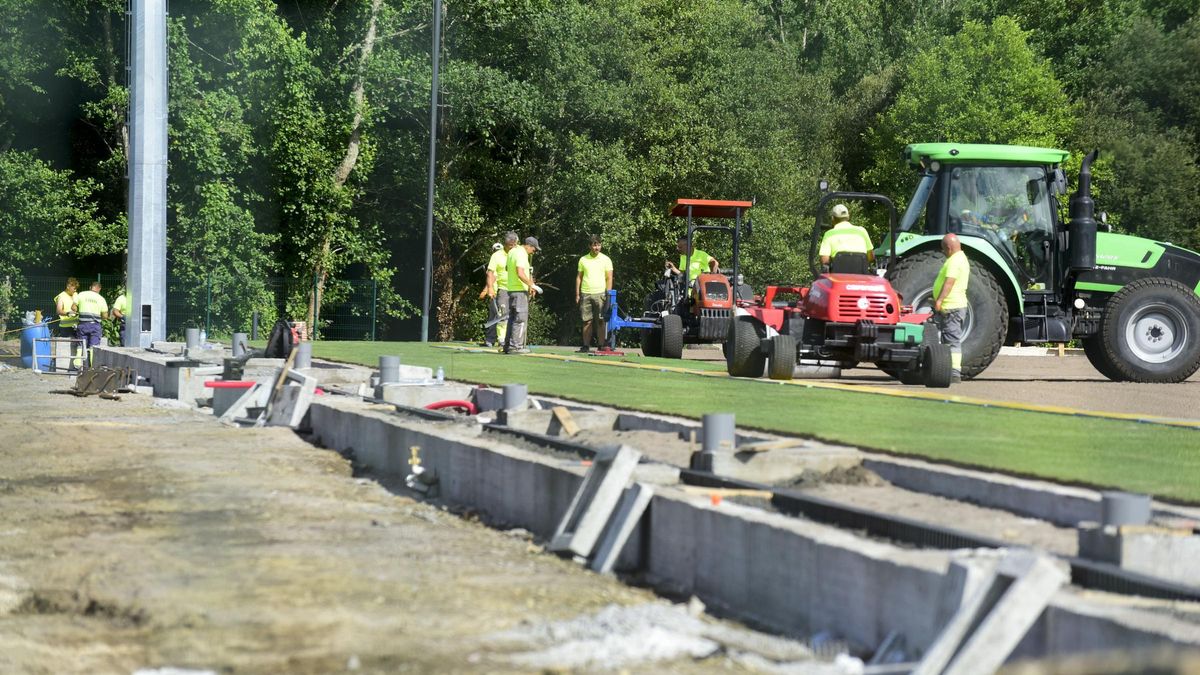 Trabajos a contrarreloj en Abegondo para instalar el nuevo césped