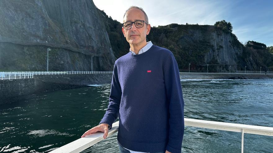 Carlos López, geólogo: &quot;En lo que a argayos se refiere, la playa de Luarca es una bomba de relojería&quot;