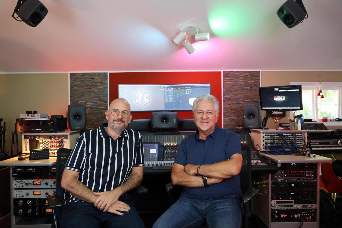 Carlos Rodgarman con Humberto Gatica. Ambos prepararon el dolby atmos de casi todos los discos de Michael Jackson.