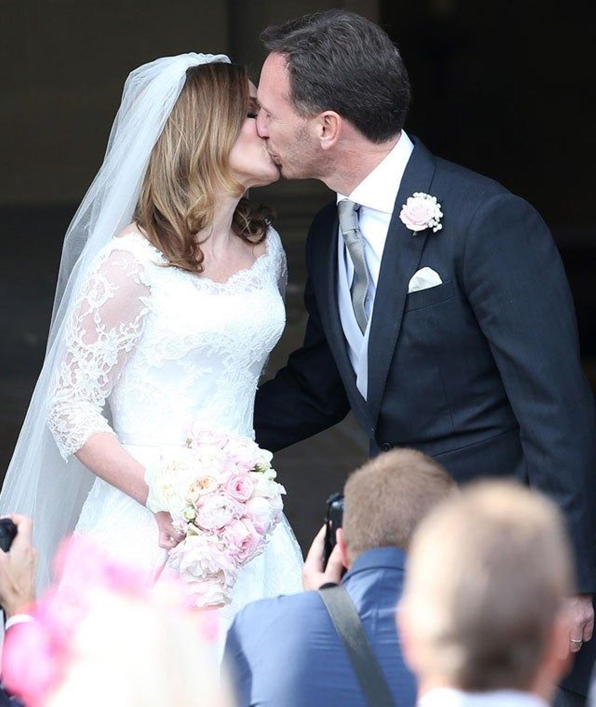 Beso de los novios al salir de la iglesia