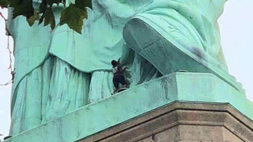 S&#039;enfila a l&#039;estàtua de la Llibertat contra la política migratòria de Trump