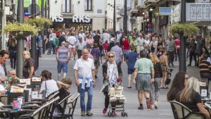 Archivo - Una calle de Benidorm (Alicante), próxima al paseo marítimo, llena de turistas paseando y en las terrazas, en una imagen de archivo.