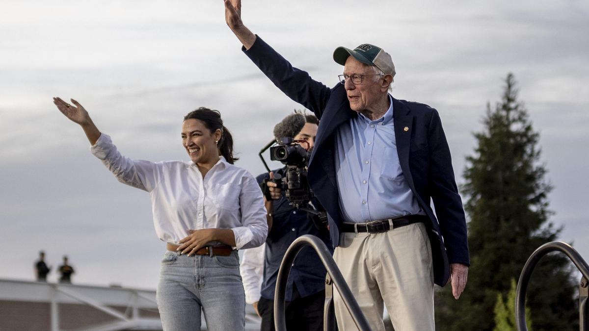 Alexandria Ocasio-Cortez y Bernie Sanders.