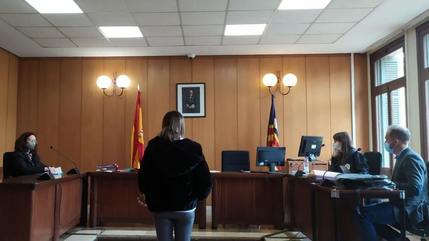 Condenada por difundir sus chats con un hombre casado tras chantajearlo