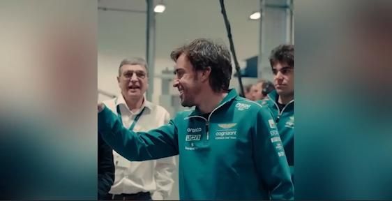 ¡No deja de sonreír! Alonso protagoniza un nuevo vídeo de Aston Martin donde se le ve feliz