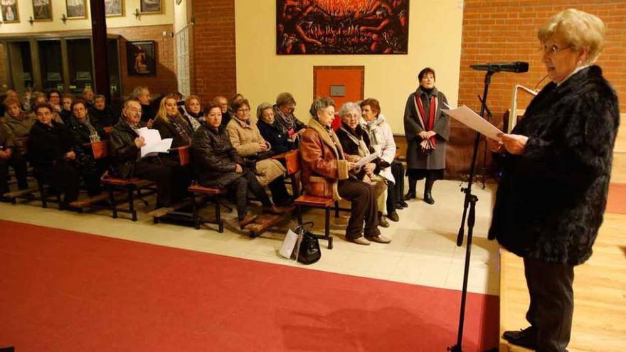 El grupo Almena ofrece un recital poético en el barrio de Los Bloques