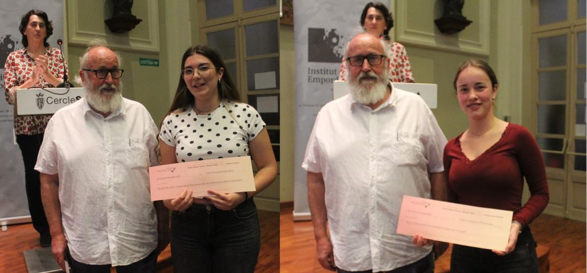 Carles Brugat lliurant les dues beques Albert Tomàs Bassols