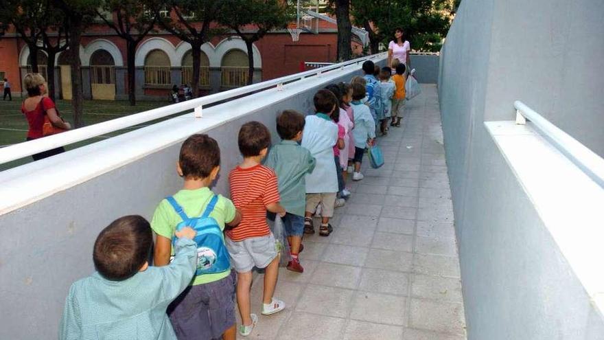 Varios niños de Infantil en la fila para entrar en su aula.