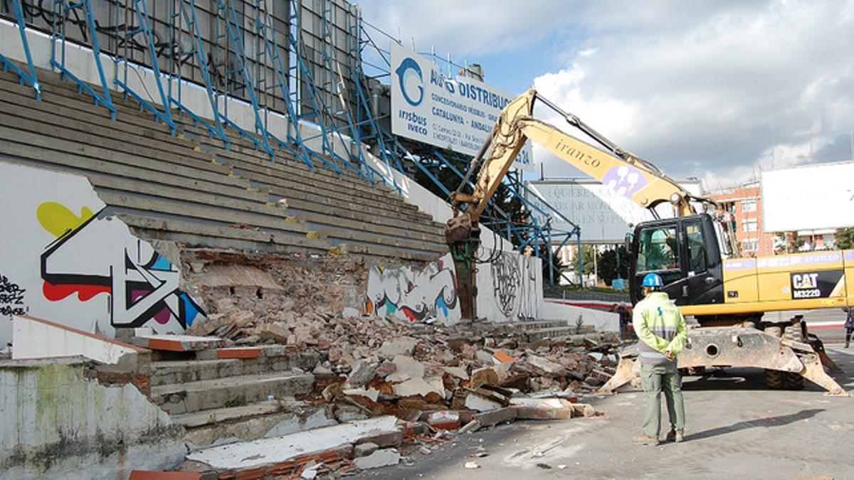 Inicio de las obras de demolición del estadio del CF Badalona, ubicado en la avenida de Navarra