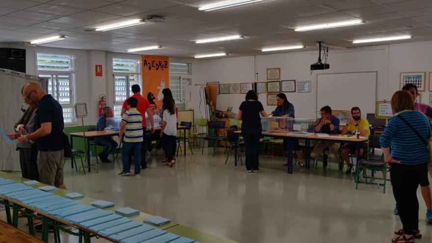 Los votantes comienzan a votar en el colegio Nuestra Señora de Belén en Murcia