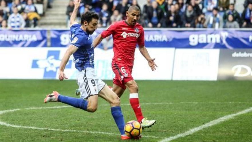 Toché, de l&#039;Oviedo, es disposa a xutar a porteria davant la pressió del Cata Díaz (Getafe).