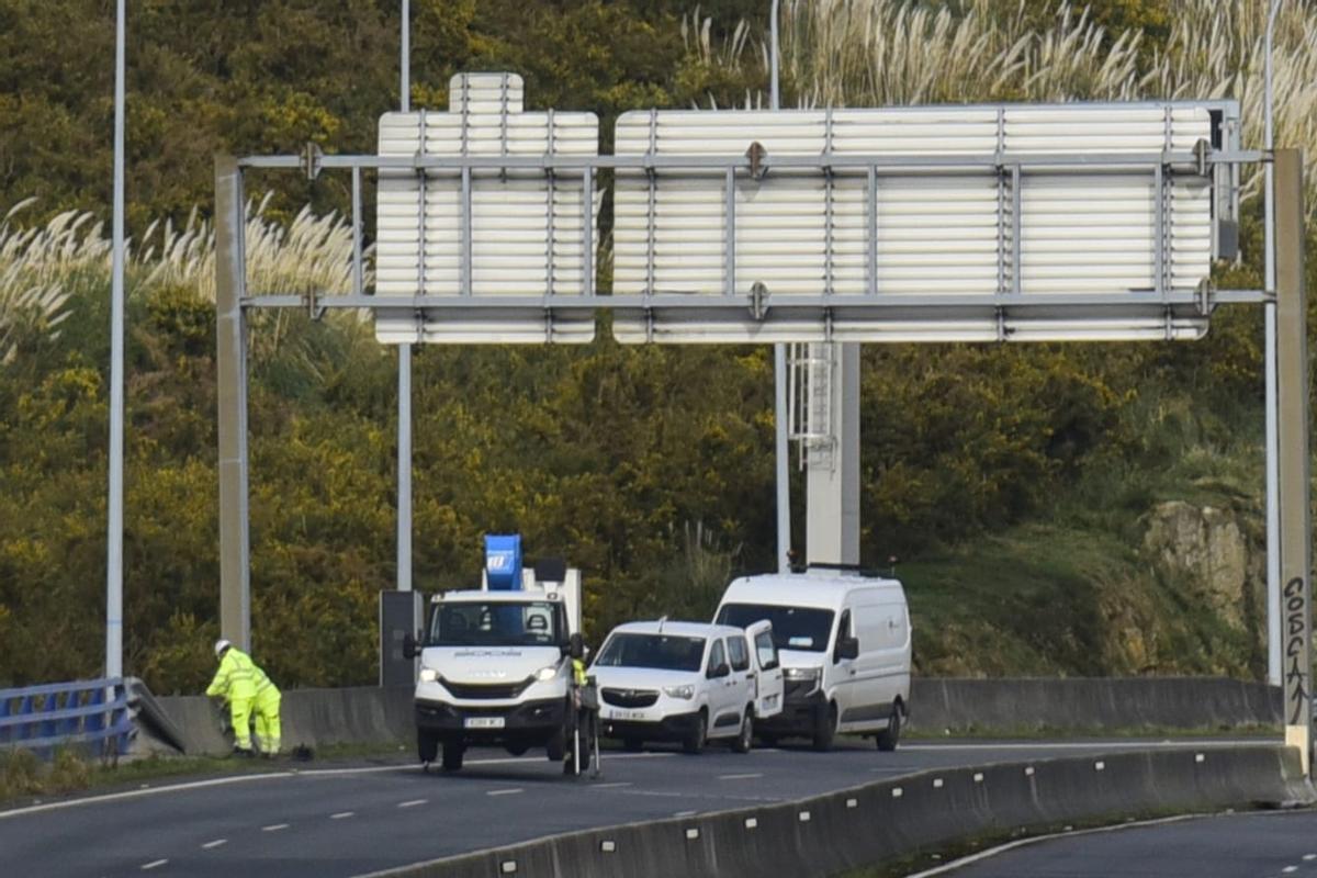 Un tramo de la tercera ronda de A Coruña, cortado tras los destrozos por el viento durante la borrasca 'Nils' Un tramo de la tercera ronda de A Coruña, cortado tras los destrozos por el viento durante la borrasca 'Nils'