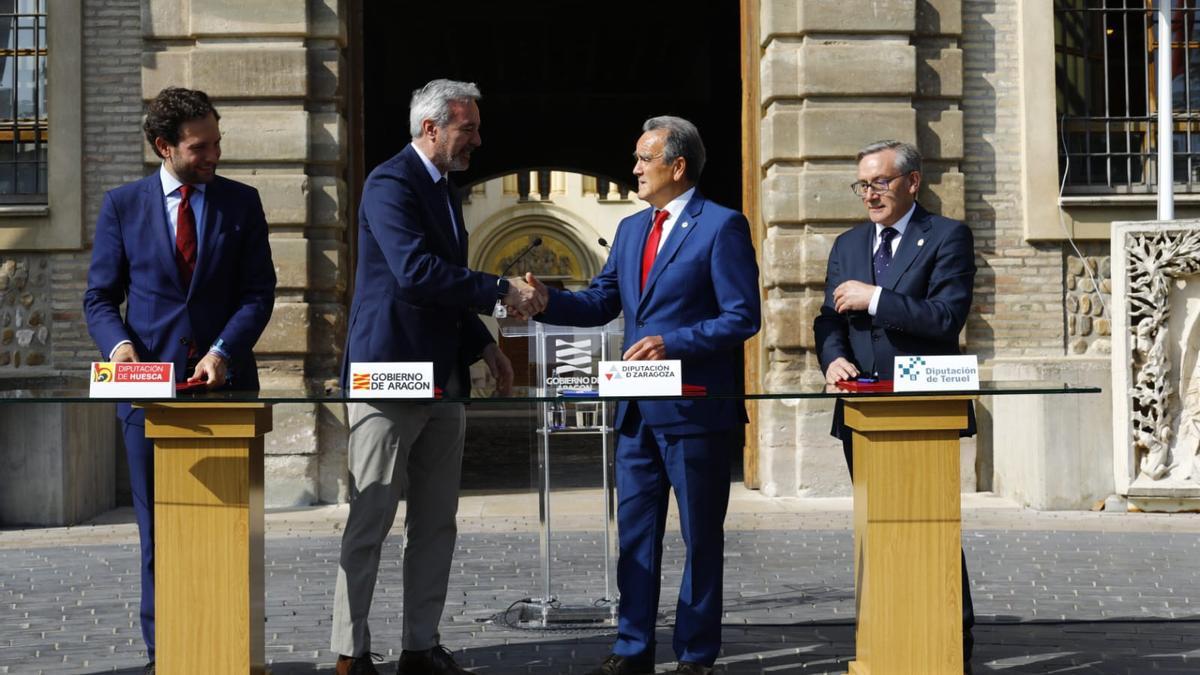 El presidente Azcón y el presidente Sánchez Quero se estrechan la mano, ante la mirada de los presidentes Claver y Juste.