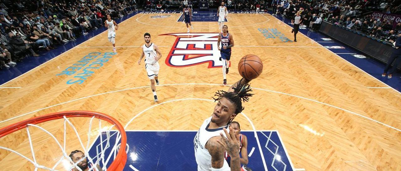 Ja Morant machaca el aro con Santi Aldama justo detrás.