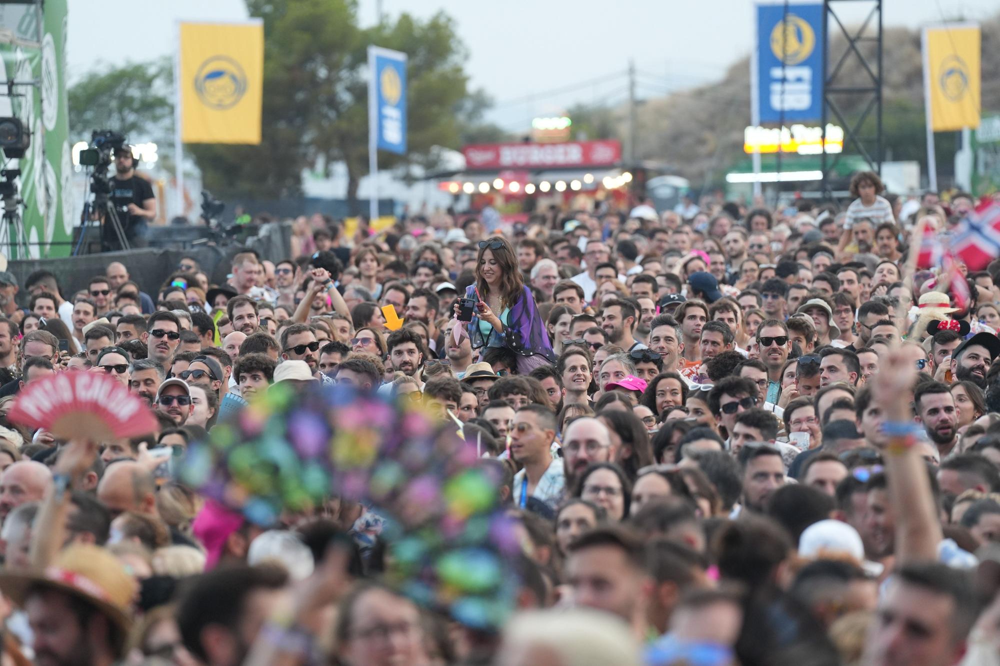 Ya ha empezado el evento musical más esperado del año en Benicàssim. Cuenta con un cartel de más de 50 invitados, Black Eyed Peas, The Libertines, Royal Blood, Yungblud, Arde Bogotá, Miles Kane, Andrés Calamaro, Lori Meyers, La La Love You, Dorian, Sen Senra, Xoel López, entre otros.