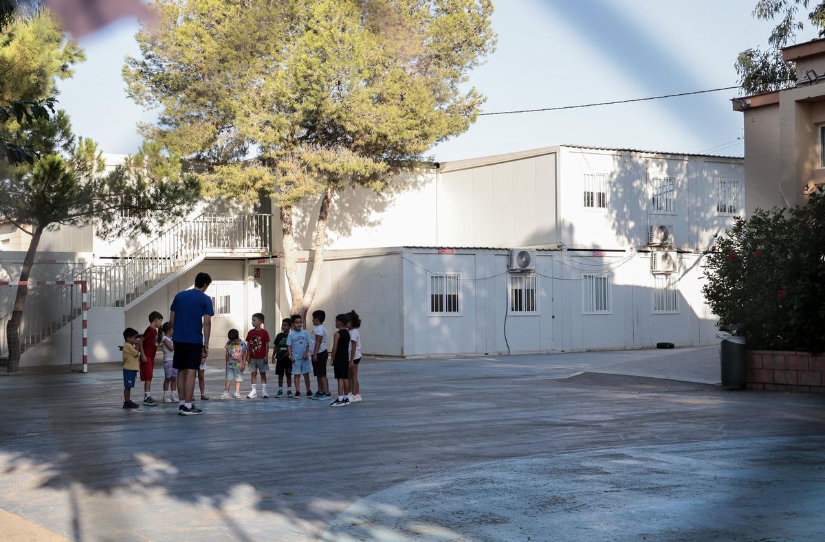 Barracones en el interior del centro educativo, a dos alturas