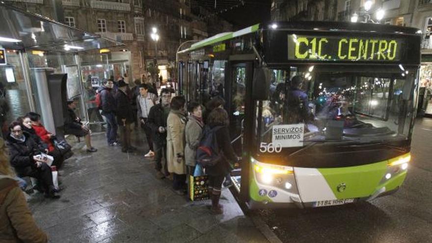 Viajeros de Vitrasa subiéndo a un bus de noche. // R. G.