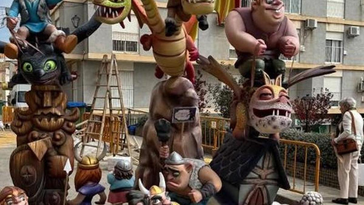 «Plantà» de la falla infantil de Montroi.