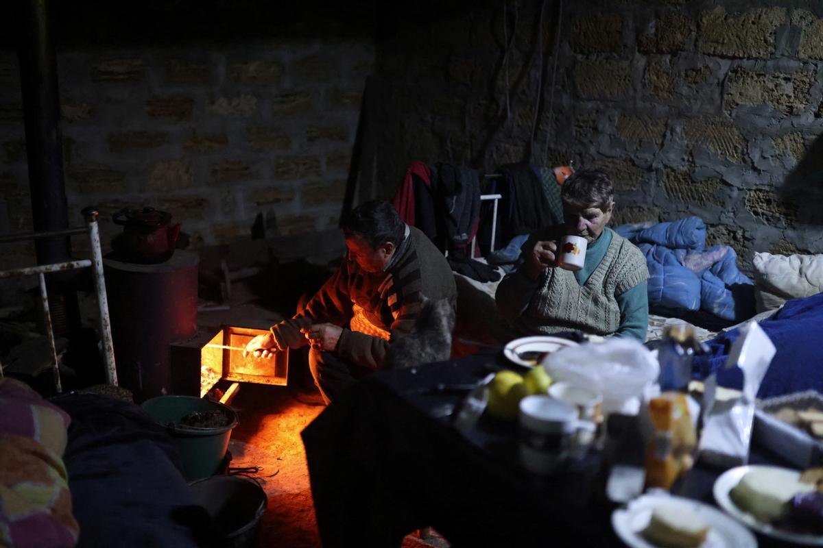 Las personas mayores sobreviven a duras penas entre las ruinas de la guerra de Ucrania