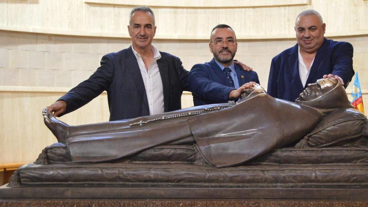 Els alcaldes de les tres localitats amb la imatge de Sant Pasqual, figura que unix a les ciutats.