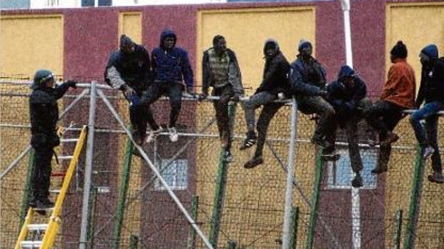 Alguns immigrants van passar diverses hores enfilats a la tanca de Melilla.