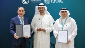 El presidente de Iberdrola, Ignacio Sánchez Galán; el ministro de Industria, presidente de Masdar y presidente de la COP28, Sultan Al Jaber; y el CEO de Masdar, Mohamed Jameel Al Ramahi.