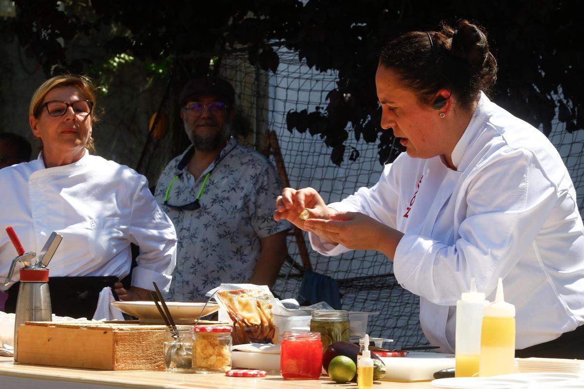 Toñi Vicente na Vilagarcía Showcooking xunto a Beatriz Sotelo, que foi a homenaxeada nas xornadas gastronómicas de Bueu do ano pasado e que traballou no seu restaurante en Santiago.